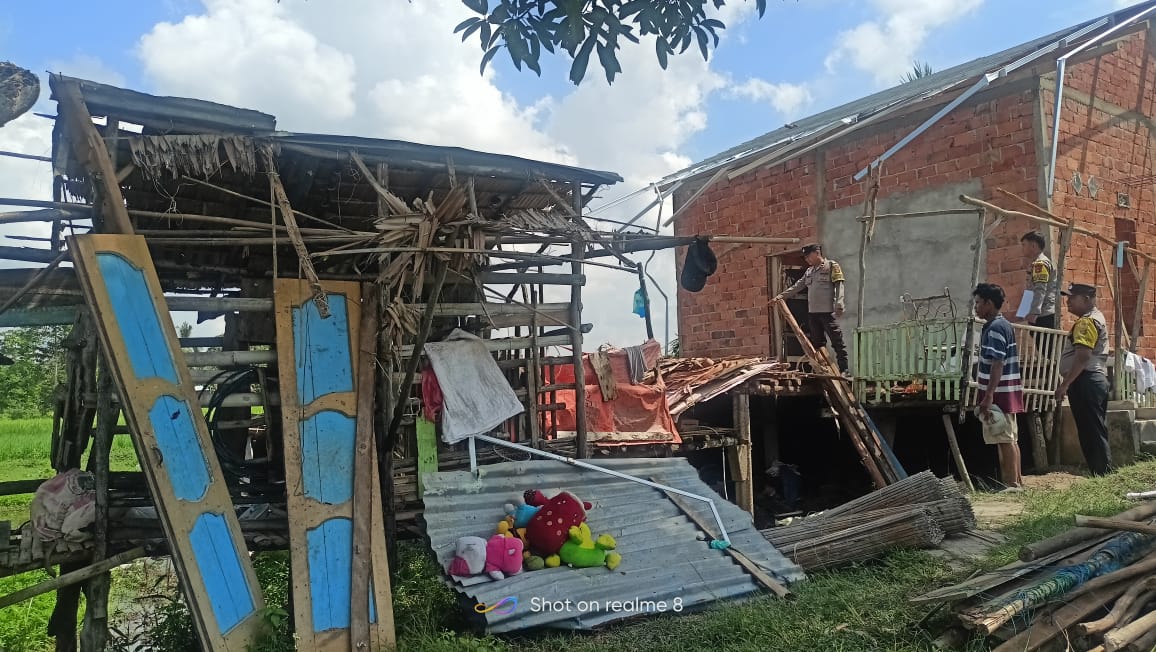 POLRES OGAN ILIR MELALUI POLSEK TANJUNG RAJA CEK RUMAH WARGA ROBOH AKIBAT CUACA EKSTREM DI DESA SUNGAI PINANG II